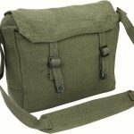 Un sac à dos militaire noir avec des points de fixation MOLLE