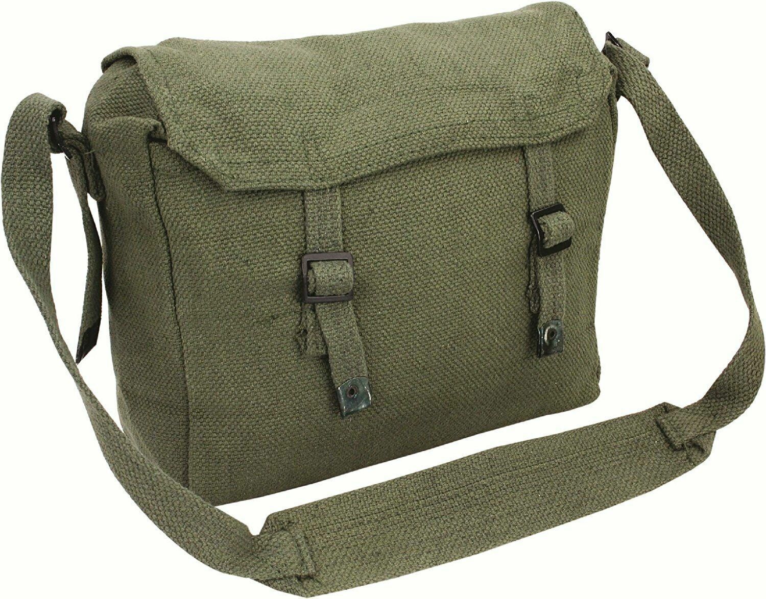 Un sac à dos militaire noir avec des points de fixation MOLLE